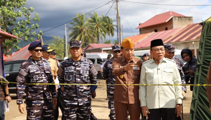 Pangkoarmada I Salurkan Bantuan, Pastikan Korban Banjir Terlayani