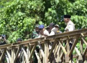 Prabowo Apresiasi TNI-Warga Bangun Jembatan Padang Mantuang