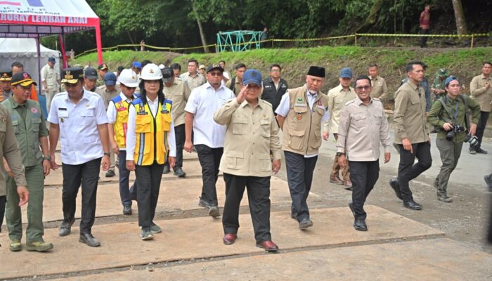Prabowo Sambangi Korban Bencana Sumbar, Ulurkan Tangan