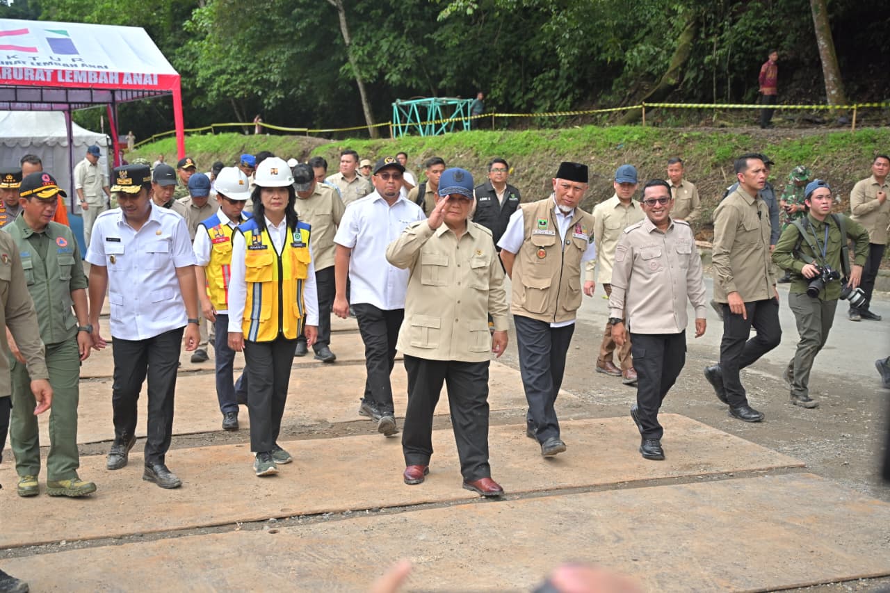 kembali-tinjau-bencana-sumbar,-presiden-prabowo-beri-dukungan-moril-pada-korban