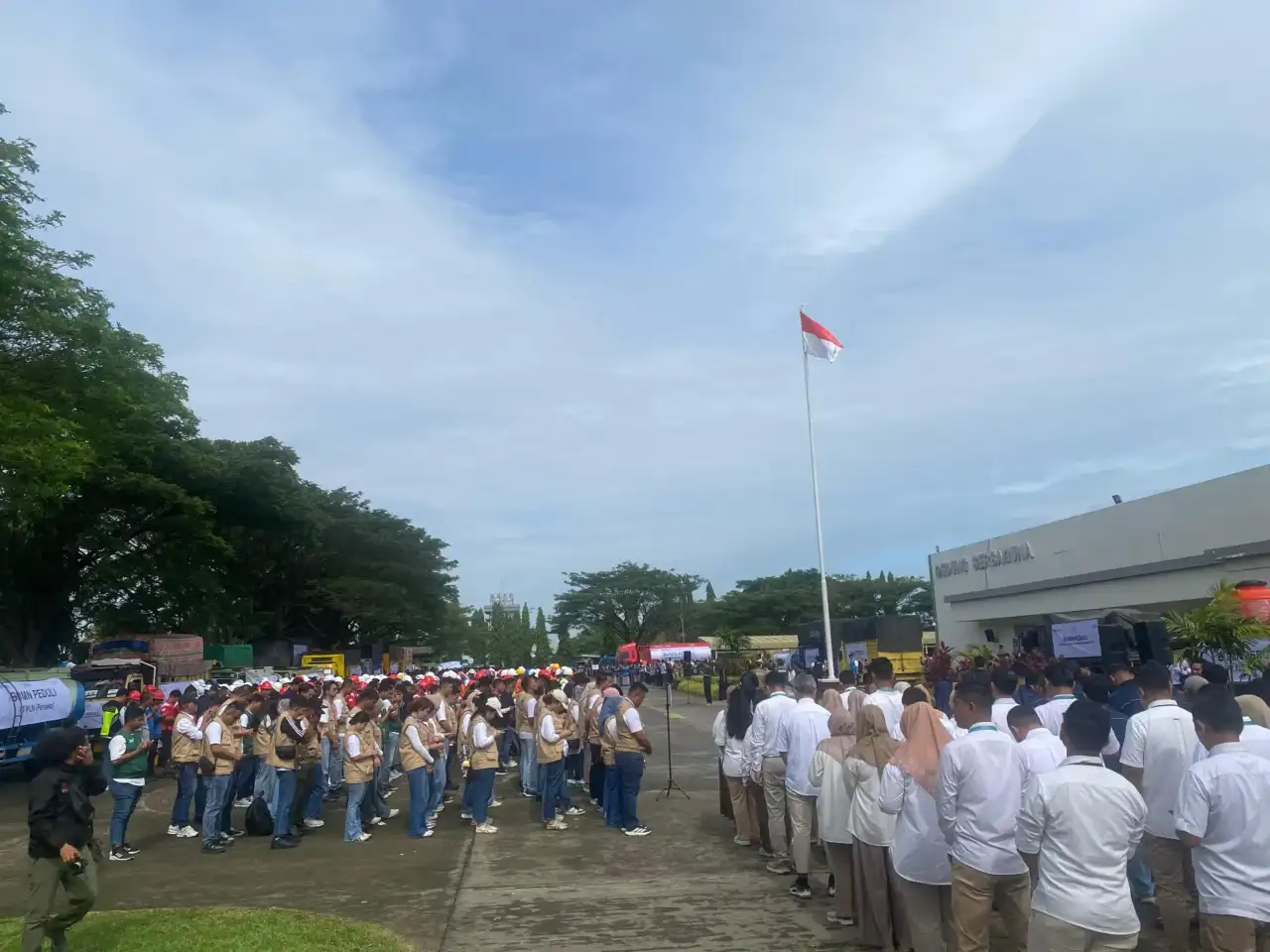 kewajiban-bumn,-ratusan-truk-berangkat-ke-aceh-antar-bantuan-bencana