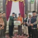 gubernur-mahyeldi-terima-bantuan-rp1,15-miliar-dari-pemprov-kepri-untuk-korban-banjir-bandang