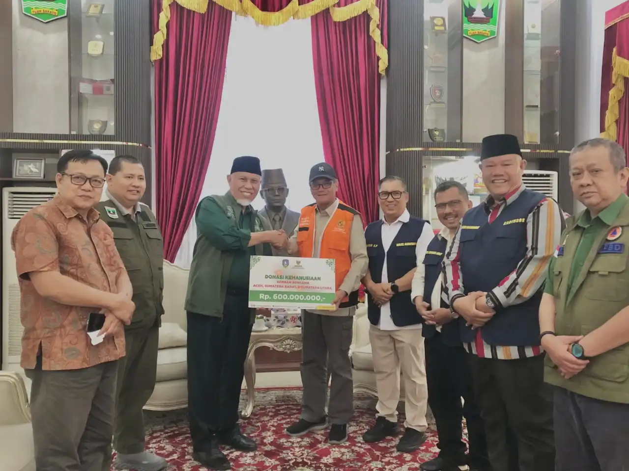 gubernur-mahyeldi-terima-bantuan-rp1,15-miliar-dari-pemprov-kepri-untuk-korban-banjir-bandang