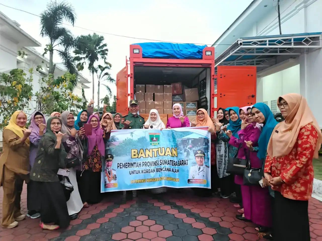 gubernur-mahyeldi-lepas-bantuan-2,5-ton-rendang-untuk-korban-bencana-di-aceh,-sumut-dan-sumbar