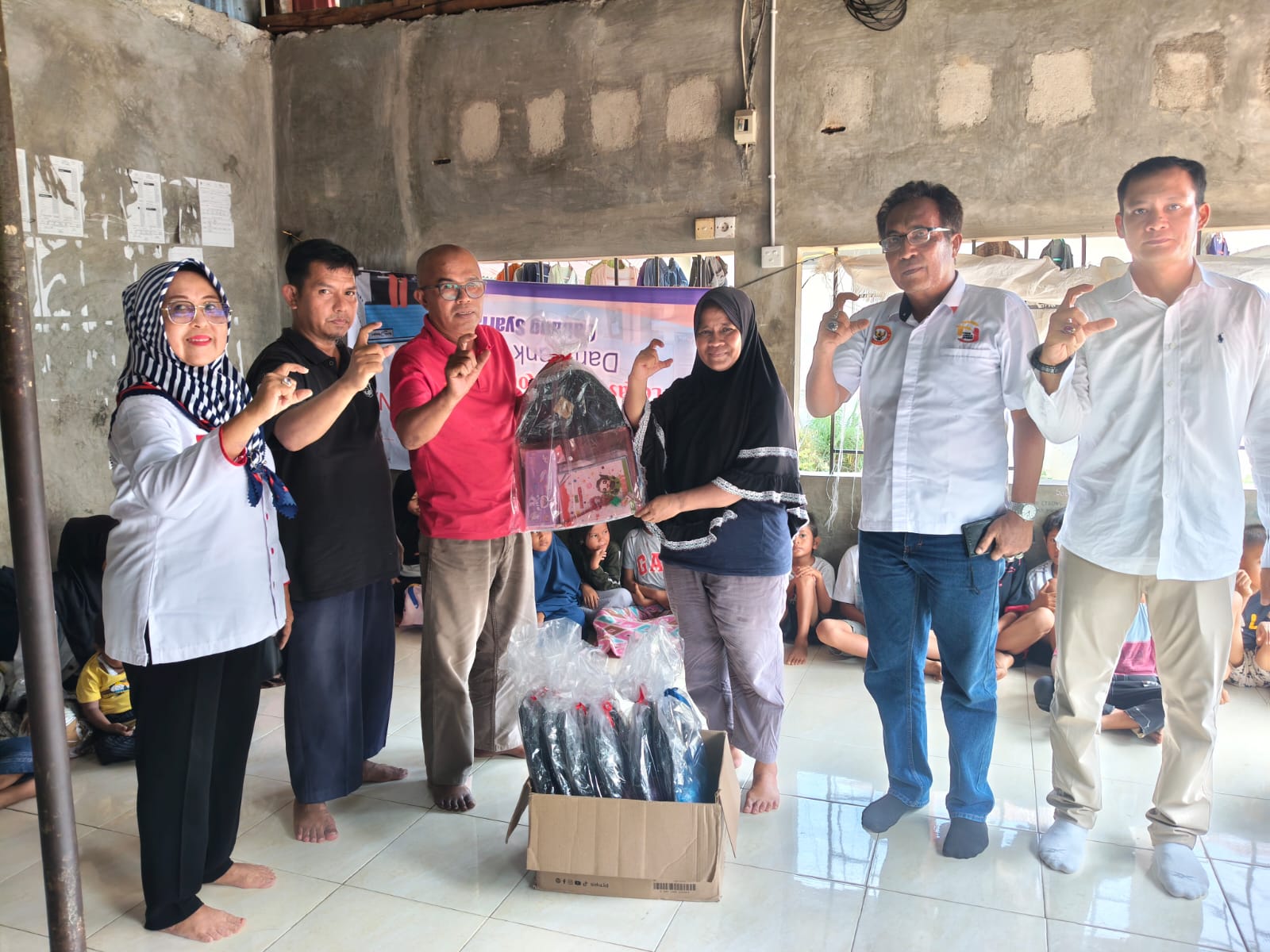 dukung-pendidikan-anak-korban-bencana,-pjkip-padang-bantu-perlengkapan-sekolah-untuk-murid-sd-di-kampung-lapai