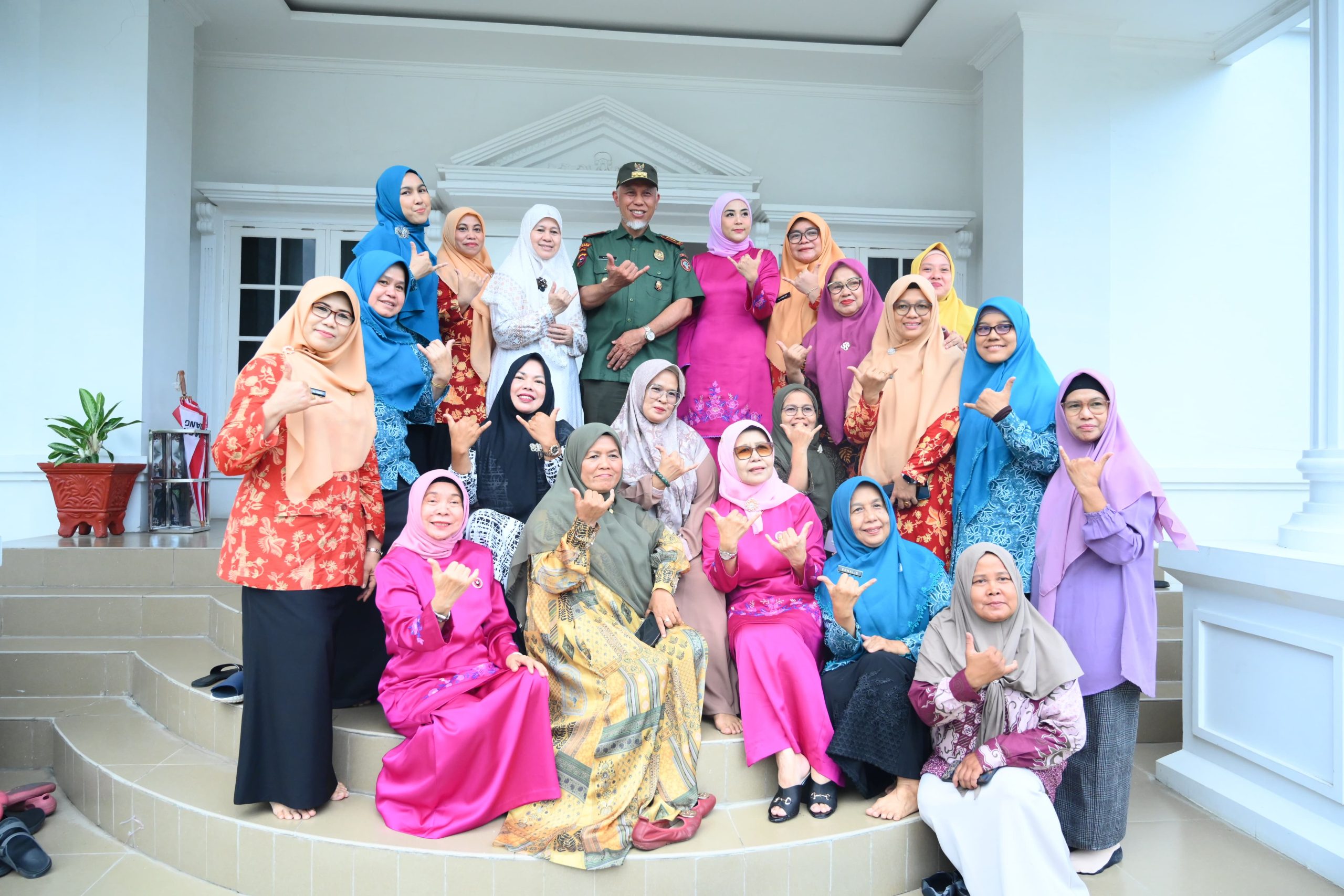 buya-mahyeldi-dan-ummi-harneli-kirim-2,5-ton-rendang-untuk-korban-bencana-sumatera
