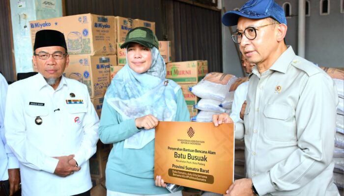 Menteri Salurkan Bantuan, Padang Bangkit dari Bencana