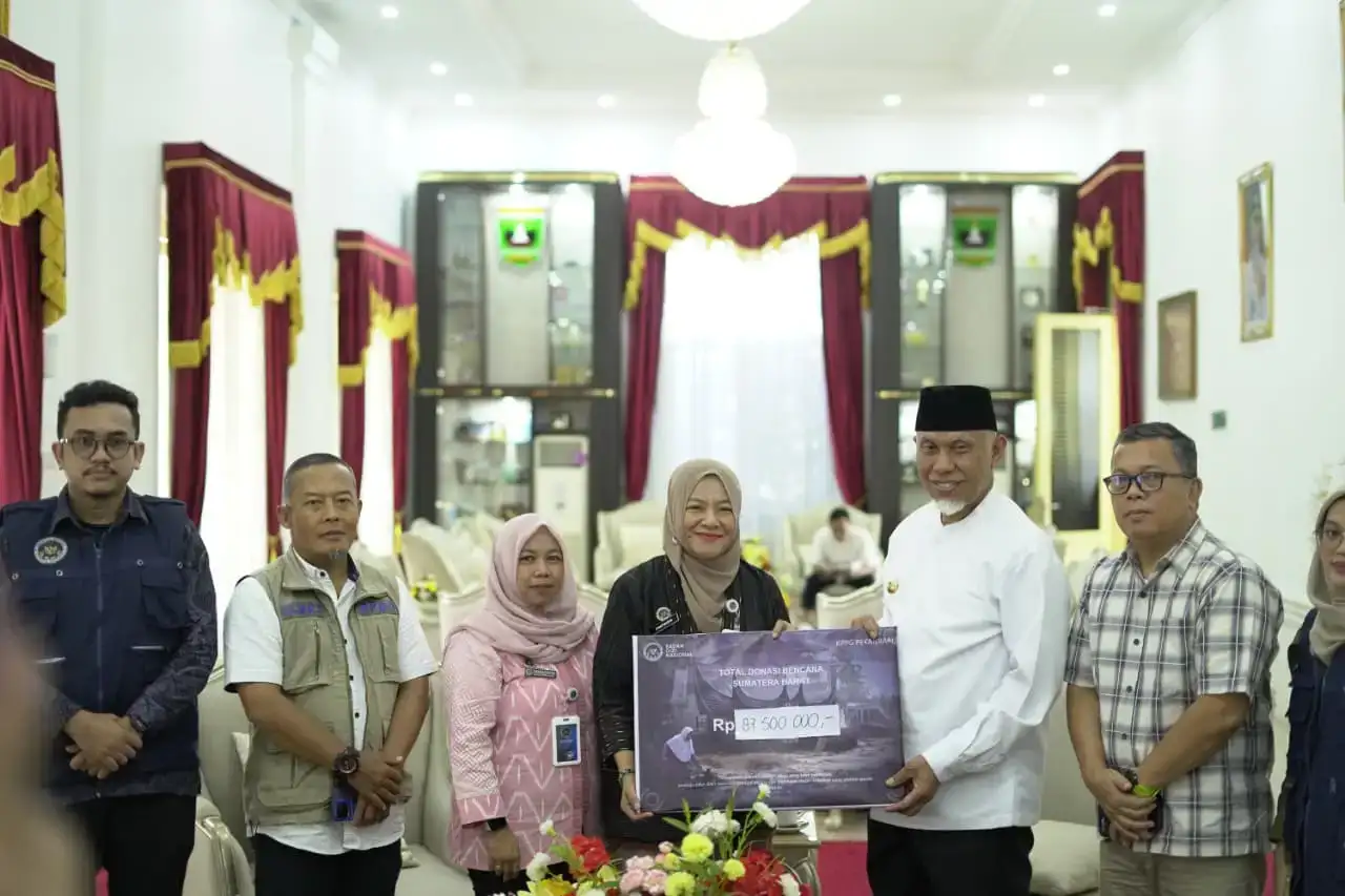 gubernur-mahyeldi-terima-bantuan-rp87,5-juta-dari-bgn-untuk-korban-bencana-di-sumbar