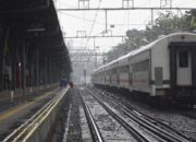 Longsor Purwakarta Hentikan Kereta, Petugas Percepat Perbaikan Jalur