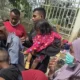 anak-anak-tamiang-menyapa-di-tepi-jalan-;-fana-kelas-enam-pak,-adik-baru-kelas-empat!