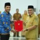 ingatkan-disiplin-dan-etos-kerja,-sekdaprov-sumbar-arry-yuswandi-serahkan-sk-117-pppk-paruh-waktu