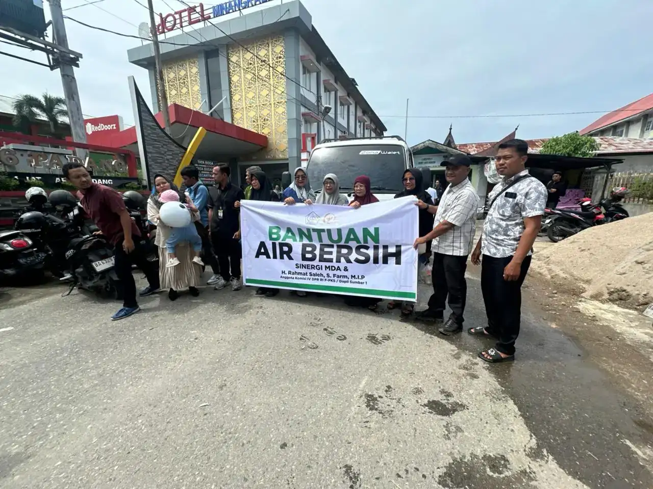 Anggota Komisi IV DPR RI, Rahmat Saleh, menyalurkan bantuan air bersih kepada warga Kota Padang yang terdampak bencana dan mengalami krisis air bersih, Rabu (17/12/2025).