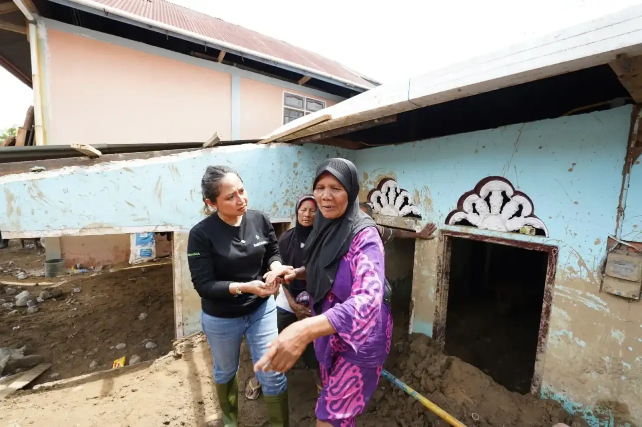 Tim Bakti BCA mengunjungi Sumatra Barat, Rabu (18/12), untuk menyerahkan bantuan di Kabupaten Solok dan membangun instalasi air bersih serta MCK.