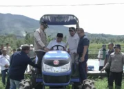 Gubernur Serahkan Traktor, Petani Solok Optimalkan Lahan Pertanian