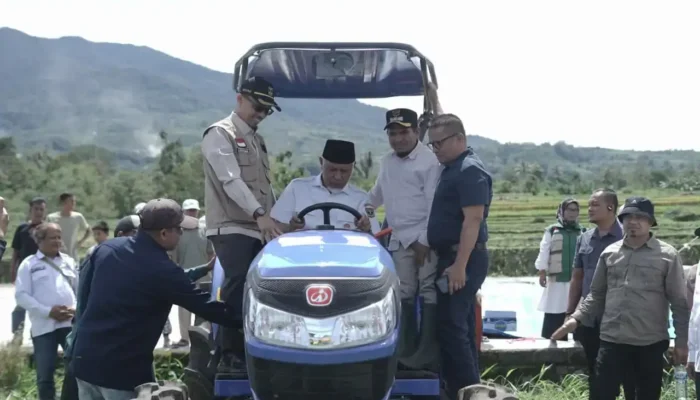 Gubernur Serahkan Traktor, Petani Solok Optimalkan Lahan Pertanian
