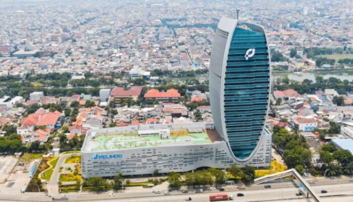 Pelindo Ulurkan Tangan, Bahagiakan Anak Yatim Makassar