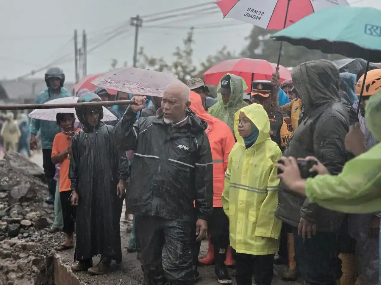 gubernur-mahyeldi-tinjau-lokasi-terdampak-banjir-bandang-susulan-di-nagari-maninjau,-kabupaten-agam
