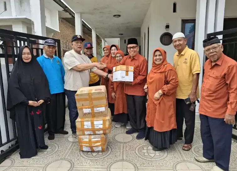 pwri-sumbar-serahkan-pakaian-baru-untuk-warga-terdampak-banjir-di-kabupaten-agam