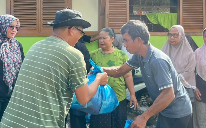 tim-peduli-bencana-fik-unp-salurkan-bantuan-untuk-warga-terdampak-galodo-di-maninjau