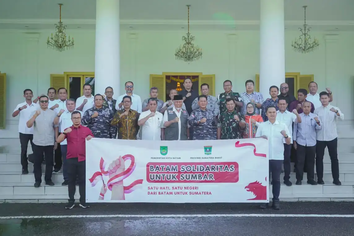 gubernur-mahyeldi-terima-bantuan-rp4,56-miliar-dari-batam-untuk-warga-terdampak-bencana