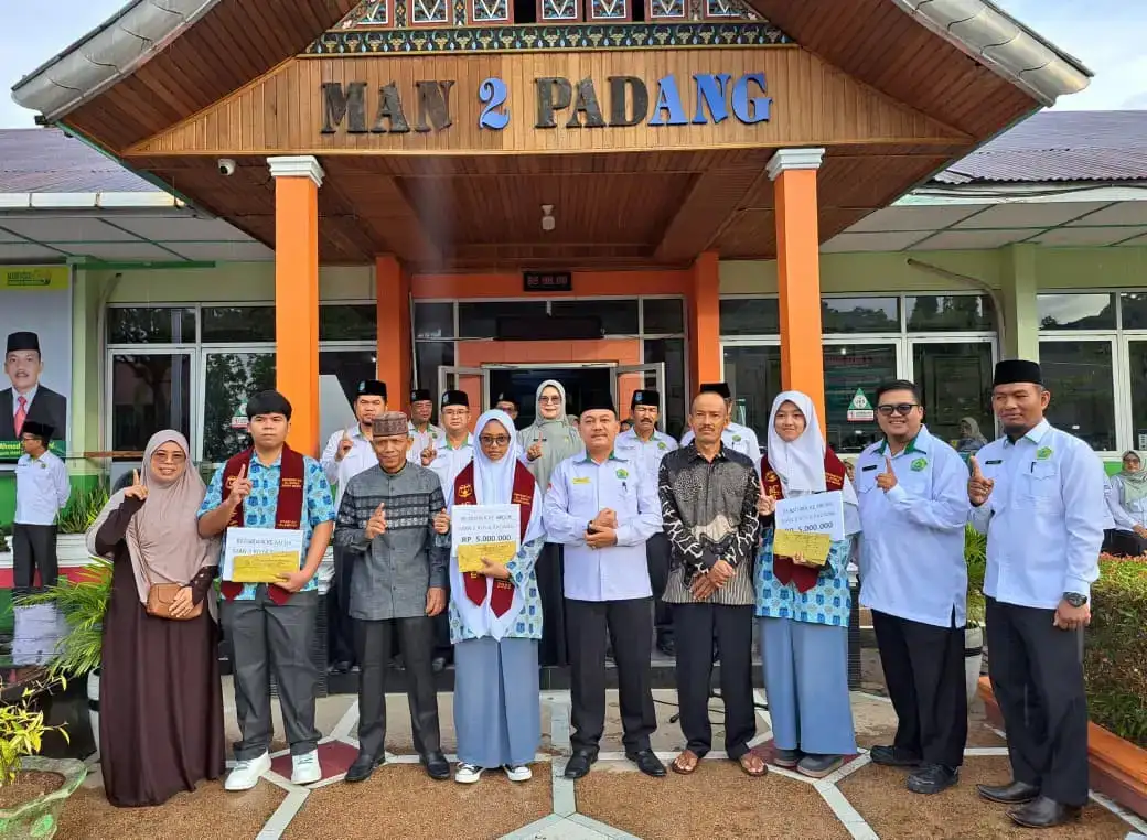 man-2-padang-salurkan-bantuan-rp15-juta-kepada-3-siswa-lolos-di-al-azhar-mesir