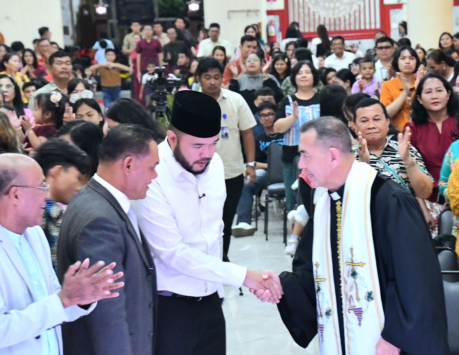 wako-fadly-amran-tinjau-perayaan-natal-di-gor-hbt-padang