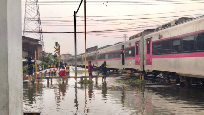 38-perjalanan-dibatalkan-kai-imbas-banjir,-begini-prosedur-pengembalian-bea-tiket