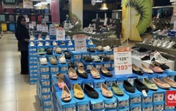 Transmart Diskon Sepatu Besar-besaran, Pengunjung Langsung Berburu