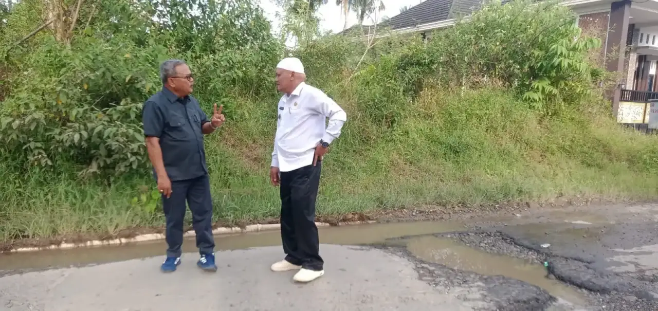 anggota-dprd-sumbar-muzli-m.-nur-kunjungan-dapil-ke-dua-koto-dan-panti,-tinjau-jalan-dan-sungai