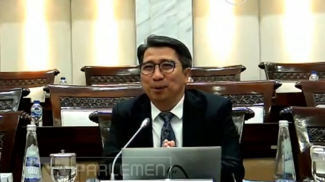 jalani-fit-and-proper-test-calon-deputi-gubernur-bi-di-dpr,-solikin-bawa-‘semangka’