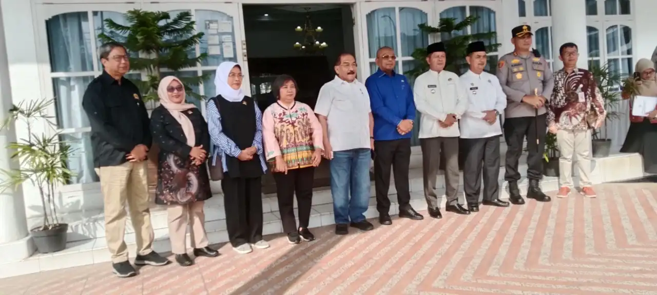 anggota-dpr-ri-arizal-azis-dan-m.-shadiq-pasadigue-kunjungi-nenek-saudah-di-lubuk-aro-pasaman