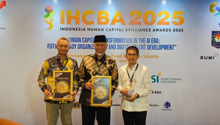 Gubernur Sumbar Raih Penghargaan, Transformasi SDM BUMD Berhasil