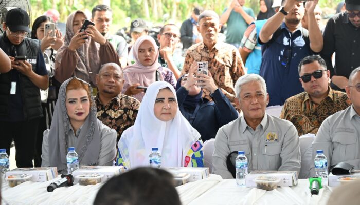 DPR Serahkan Huntara, Percepat Pemulihan Korban Banjir Pariaman