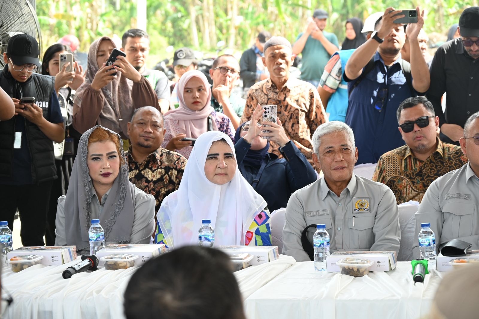 percepat-pemulihan-korban-banjir,-nevi-zuairina-apresiasi-penyaluran-huntara-di-batang-anai