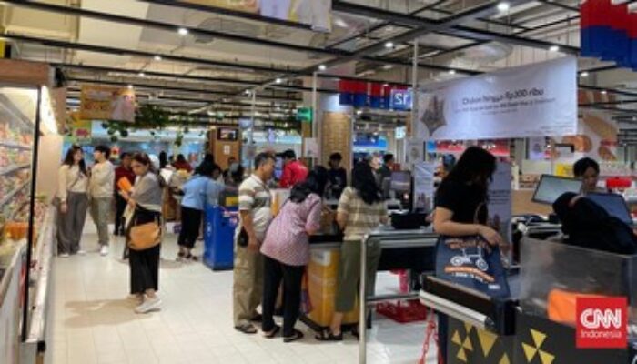 Transmart Obrak-abrik Harga, Pembeli Berburu Diskon Hari Ini