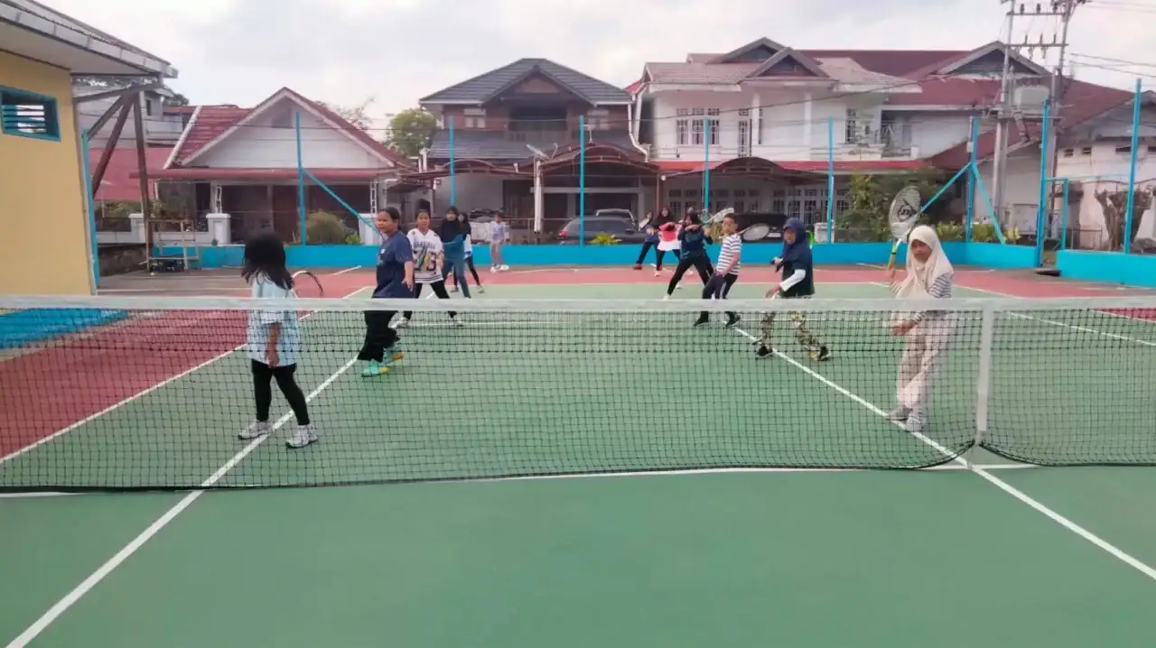 pelti-pengkot-bukittinggi-apresiasi-latihan-bersama-petenis-junior