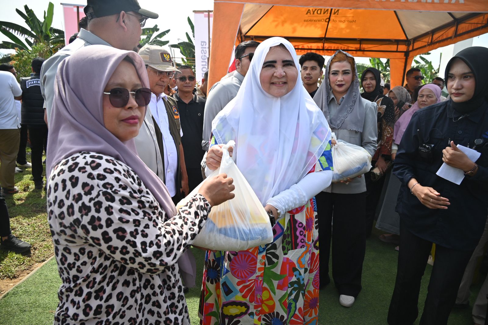 nevi-zuairina-salurkan-paket-sembako-untuk-warga-huntara-batang-anai-padang-pariaman