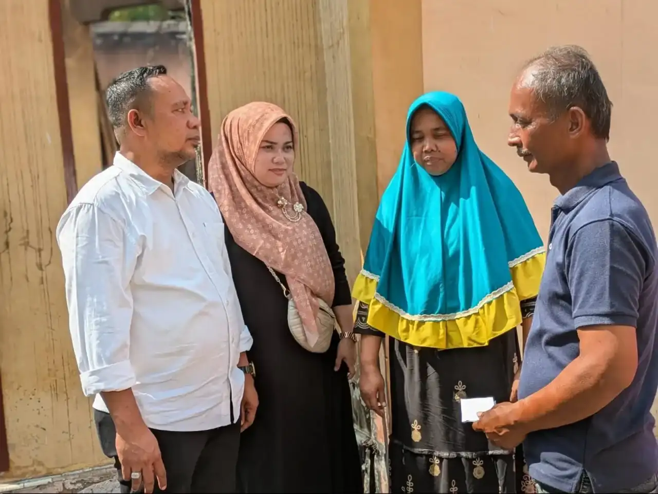 aprinaldi-santuni-korban-kebakaran-di-korong-lansano-sikucur