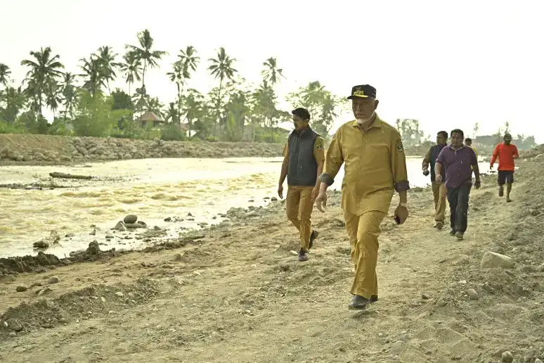 tanpa-ragu,-gubernur-terobos-sungai-gunung-nago-demi-atasi-krisis-air