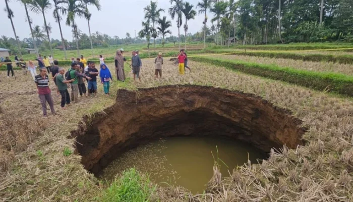 Sinkhole Situjuah Batua Jadi Magnet Wisata Dadakan, MUI Sumbar Waspadai Potensi Syirik