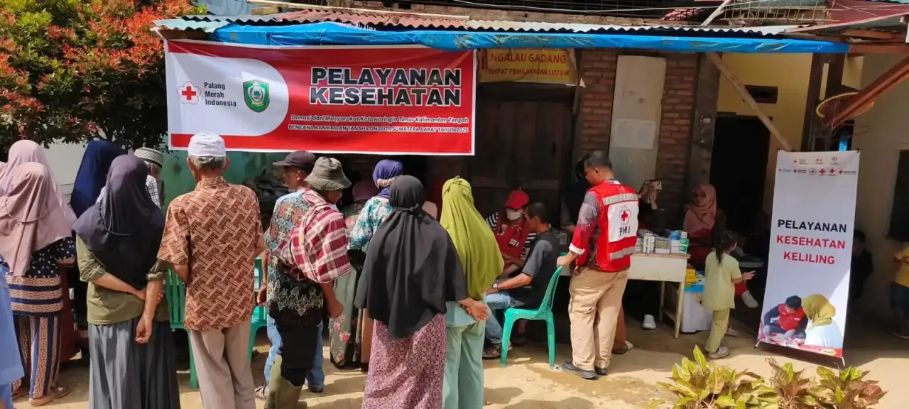 meski-harus-jalan-kaki-sejauh-2-kilometer,-relawan-pmi-berikan-layanan-kesehatan-di-bayang-utara