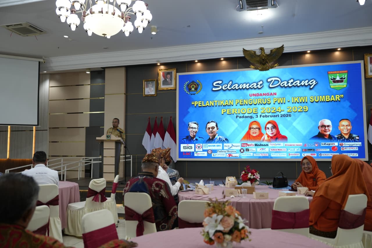 pelantikan-pwi-sumbar,-sekdaprov-arry-yuswandi:-pers-profesional-harus-menjaga-kualitas-informasi-publik