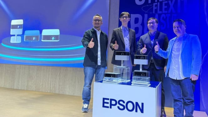 epson-lifestudio-bisa-diputar-ke-langit-langit-dan-dibawa-traveling