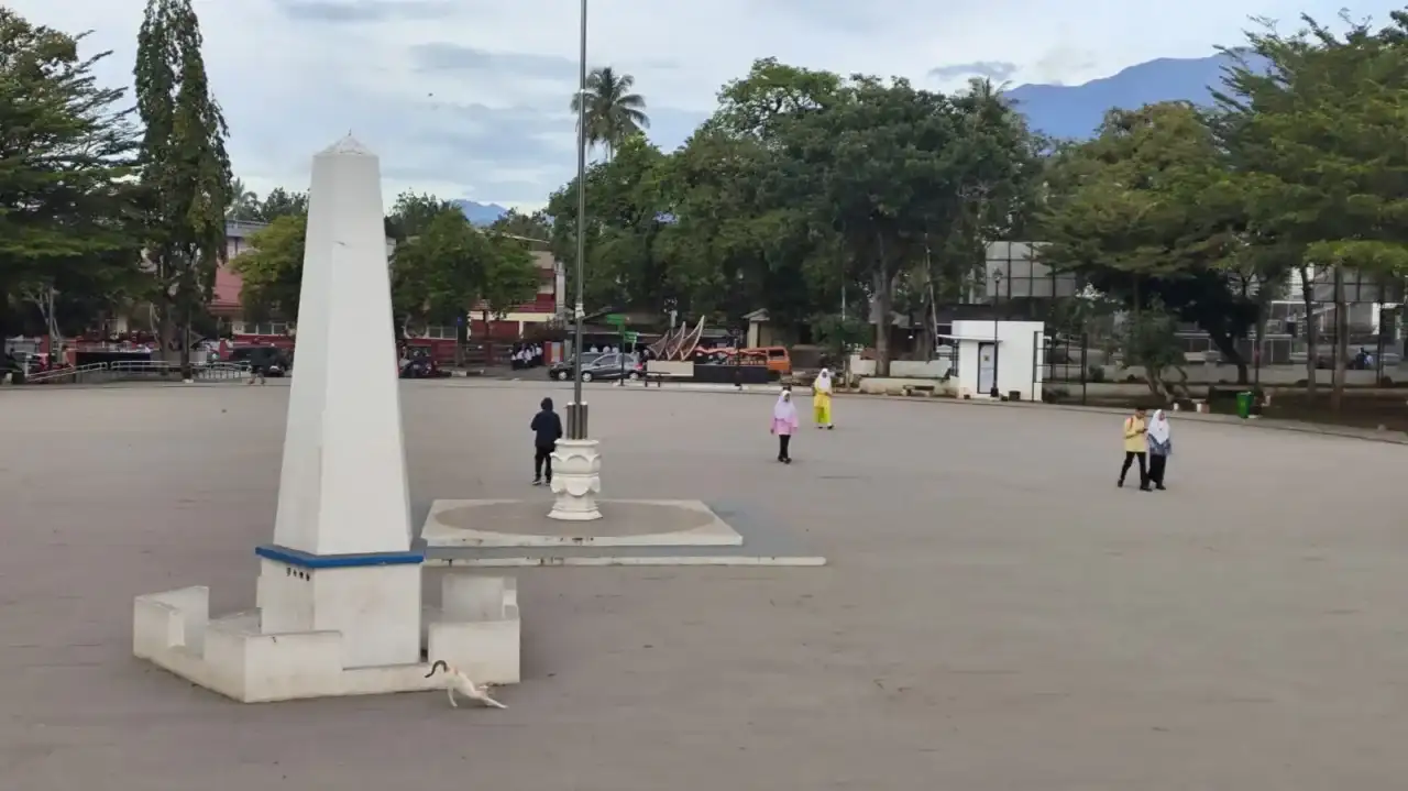 erupsi-gunung-marapi-tengah-malam,-lapangan-cindua-mato-batusangkar-ditutupi-abu-vulkanik