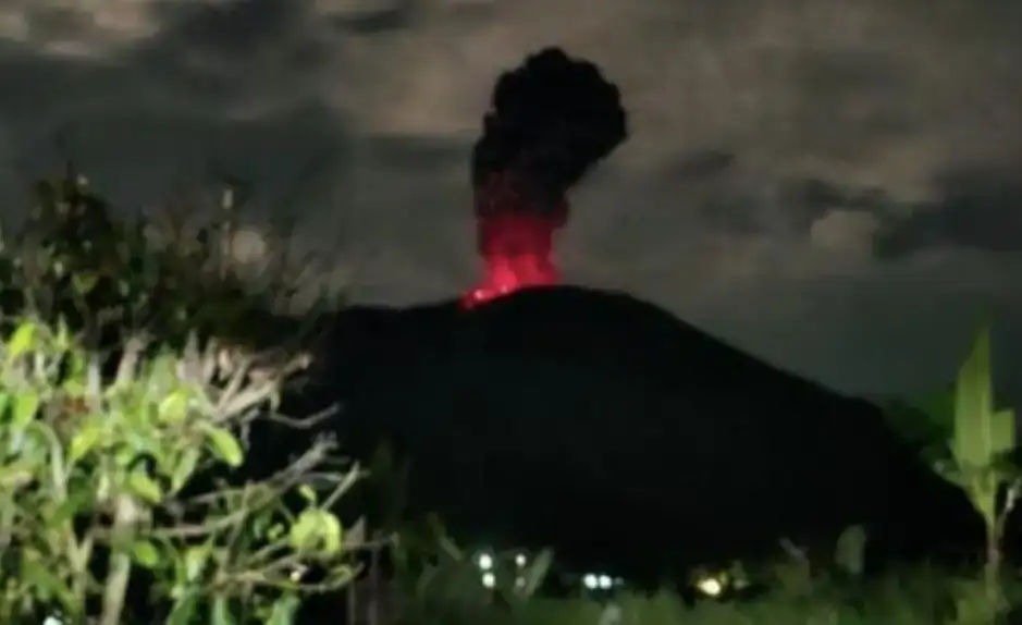 erupsi-gunung-marapi-;-dentuman-tengah-malam,-semburkan-abu-dan-lava-pijar