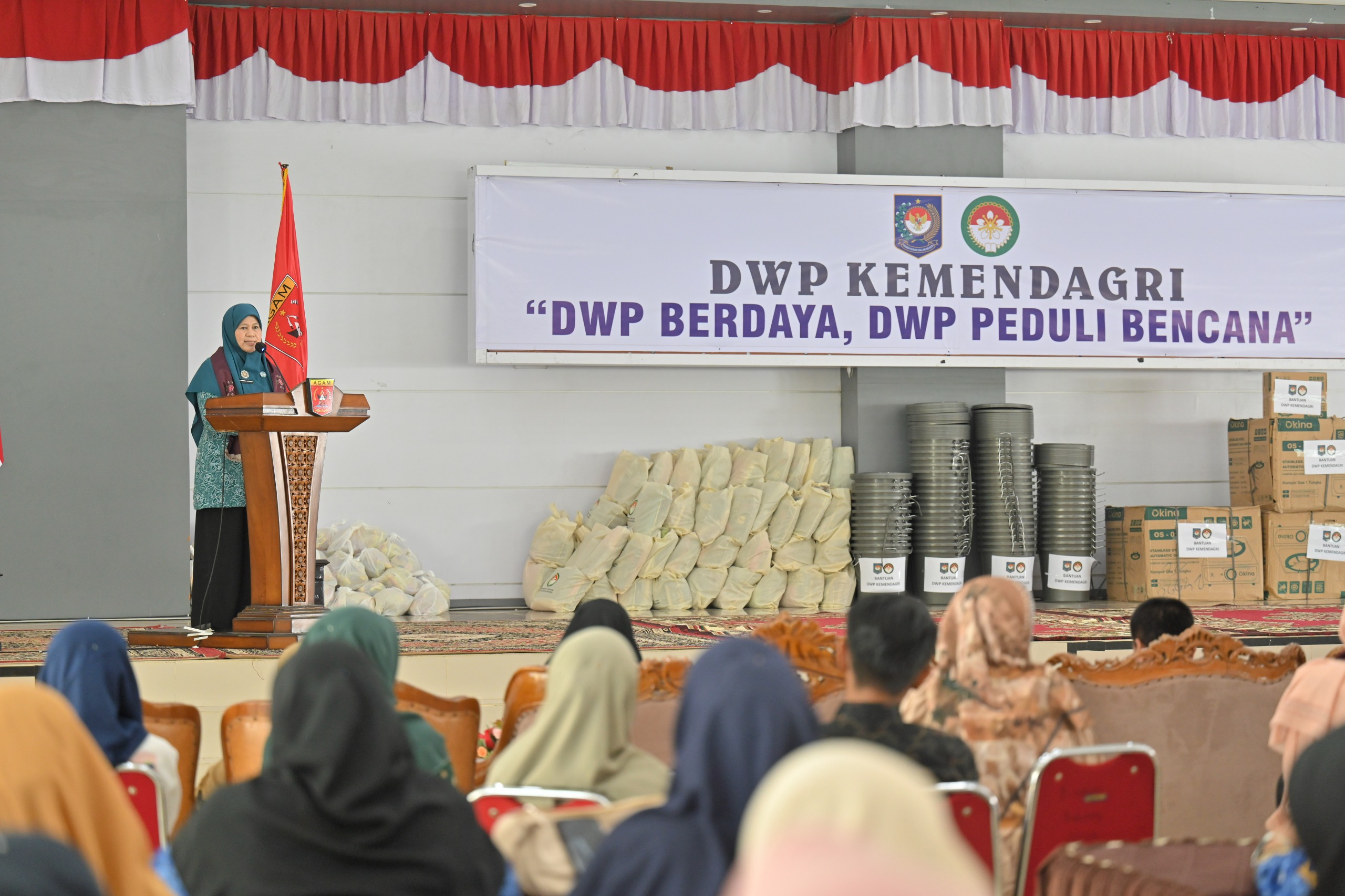 dwp-kemendagri-salurkan-66-paket-dan-uang-tunai-untuk-asn-korban-bencana-di-agam