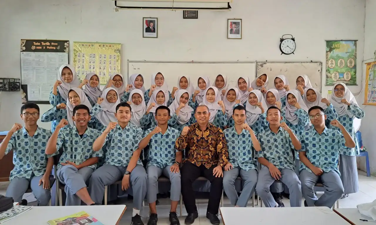 hari-terakhir-mengajar,-guru-fiqih-man-2-padang-tinggalkan-kesan-positif