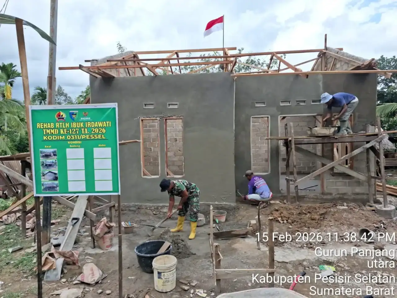 rehab-rtlh-milik-irdawati-di-gurun-panjang-utara-masuk-tahap-pemasangan-plester