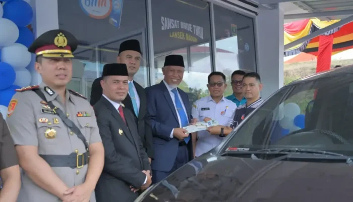 Sijunjung Permudah Warga Bayar Pajak Lewat Samsat Drive Thru
