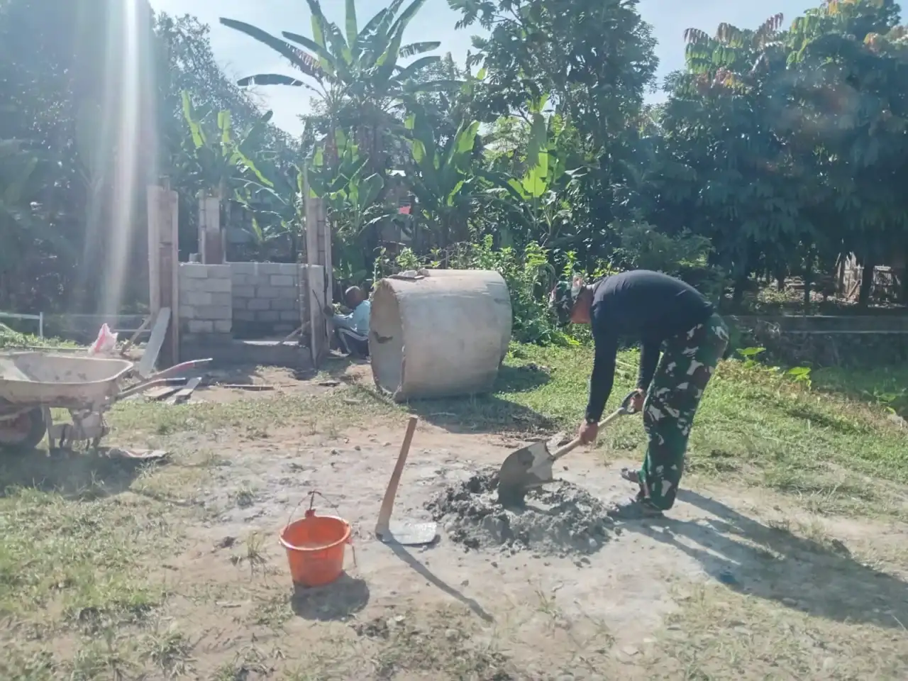 pengerjaan-unit-mck-di-nagari-koto-berapak-terus-dikebut-satgas-tmmd-ke-127-agar-selesai-tepat-waktu